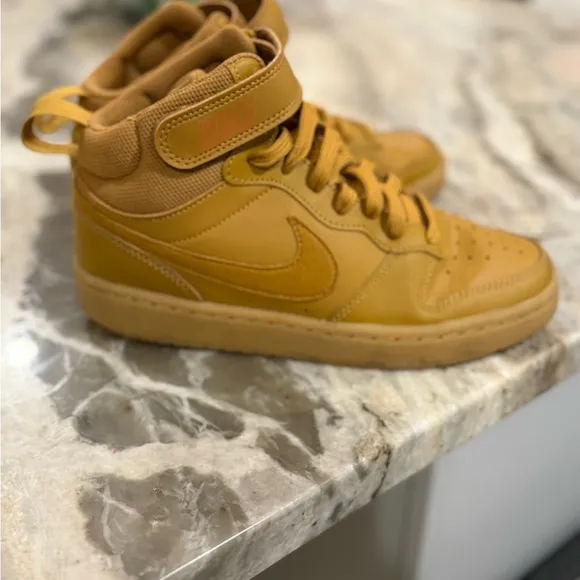Nike wheat colored Court Boroughs size 5y very good condition